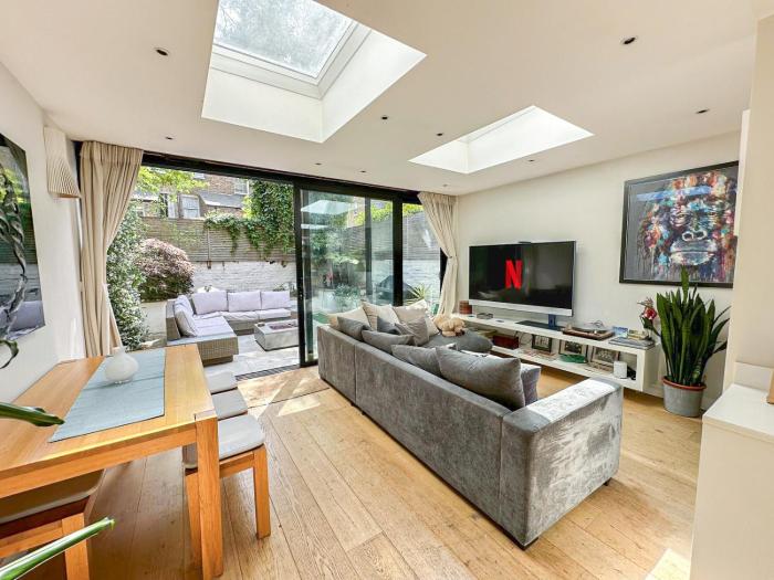 Promo Rate - 2BDR flat in Hammersmith with private Patio near Shepherds Bush & Westfield by NourNest Apartments