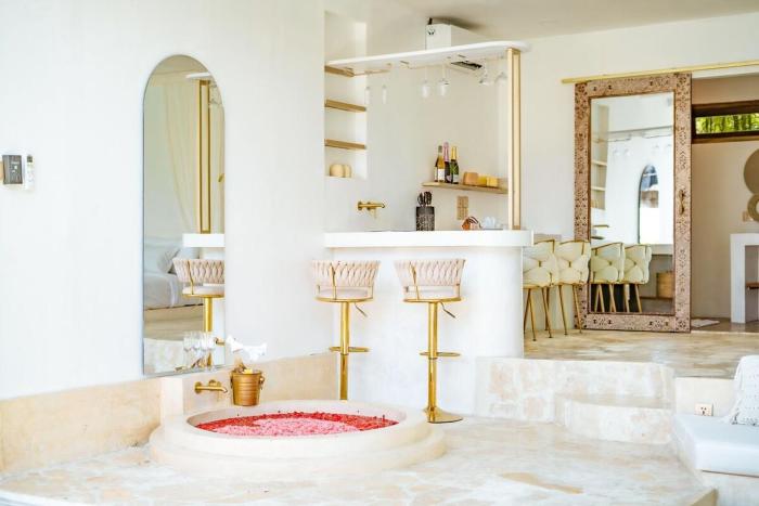 Sole 1BR Romantic Villa, 5 Min to Thomas Beach