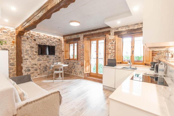 El Patio de Vespasiano-Calera- vistas a la iglesia junto al puerto