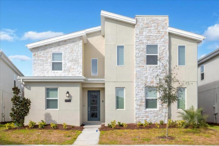 9 Bedrooms 5 Bathrooms Storey Lake 2976 Pl