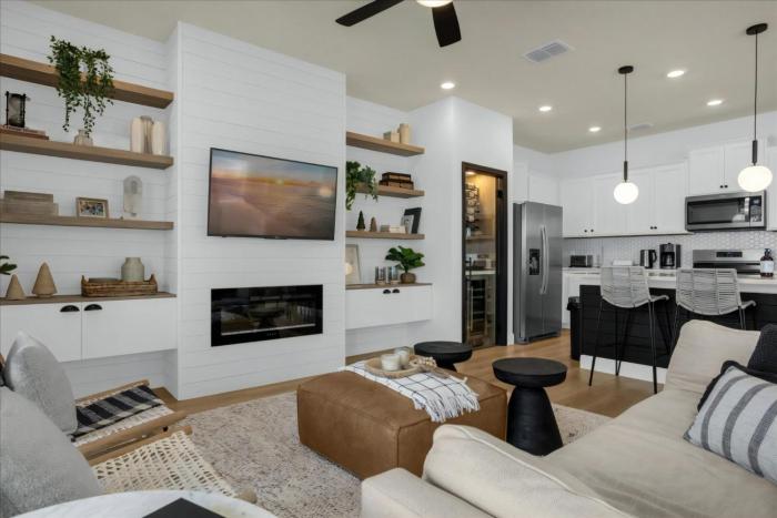 5 Bedrooms 4 Bathrooms Solterra 7565 Os