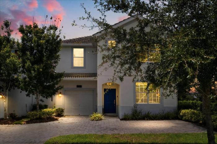 6 Bedrooms 5 Bathrooms Storey Lake 4763Kc