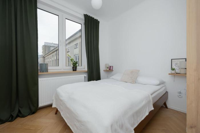 Spacious One Bedroom Apartment for 2 People in Warsaw by Noclegi Renters