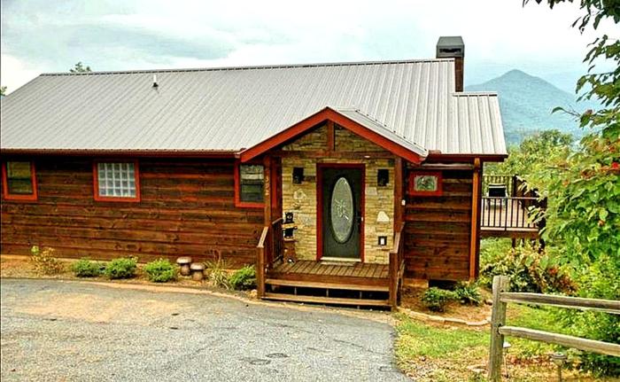Breathtaking Cabin Rental with a Private Hot Tub in Hiawassee, Georgia