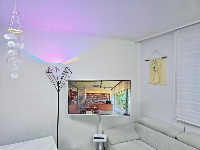 5 minutes walk from Cheongdam Station 8 minutes from Gangnamgu Office Station