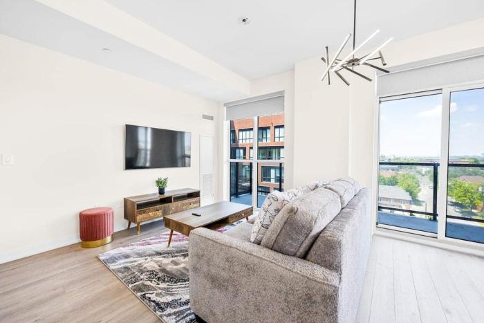 Exquisite 3BR with Den & Complimentary Parking
