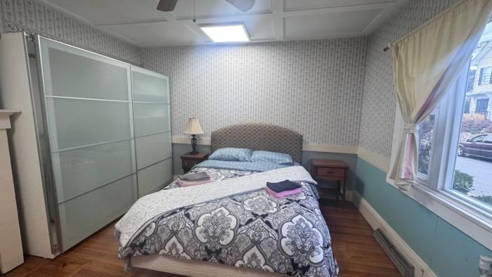 Good 1BR, 1st floor, central AC, free parking