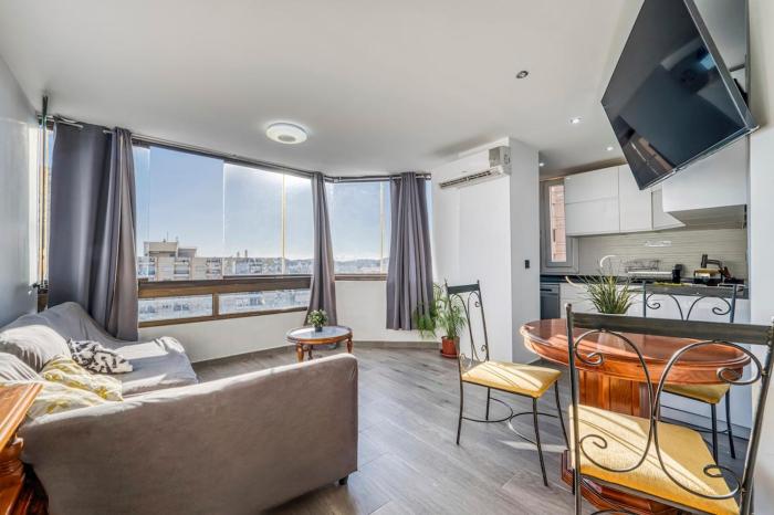 First Line with Views - 6 Guests