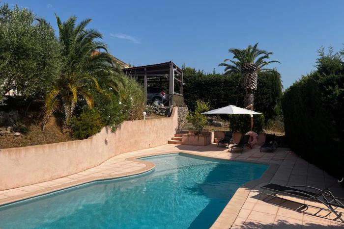 House with pool and stunning views in Fréjus