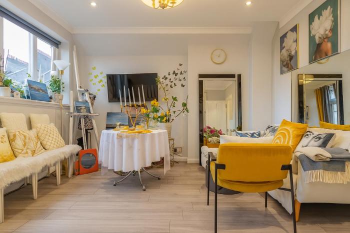 The two bedroom flat with terrace 1 min to Earls Court Station for 5 guests