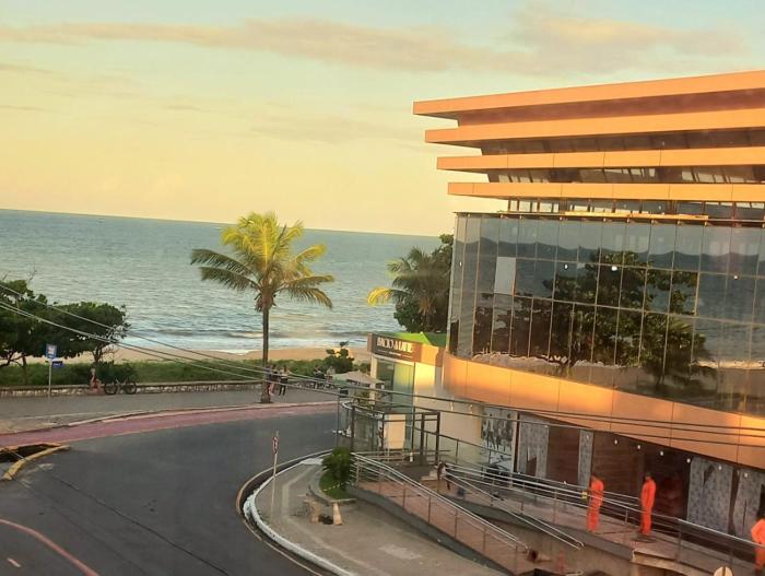 Beira Mar e Frente ao Shopping com Vista Mar e Piscina