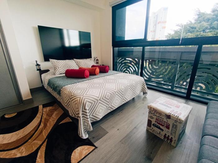 Lovely comfy studio in the city, with AC