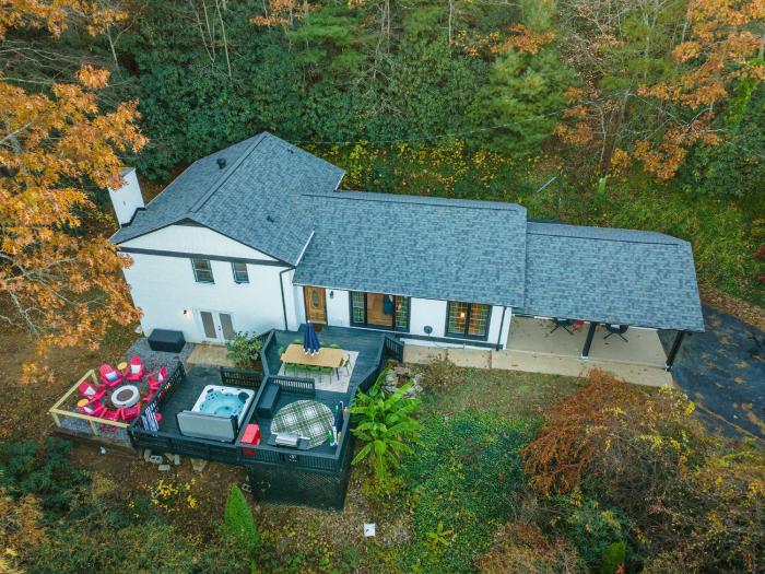 Expansive Deck Sleeps 16 Hot Tub Game Room