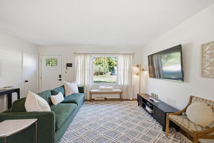 Stylish 3BD Ranch - Walk to South End & Dilworth