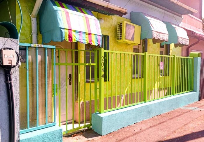 Artsy entire House, fully equipped, 2 rooms, 2 beds, parking,to yourself!