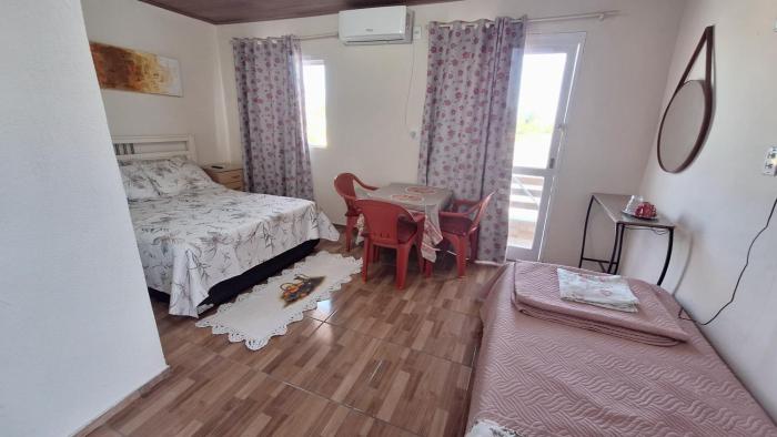 KITNET S4 em TORRES-RS - Confortável com cama casal box, cama de solteiro bicama, televisão, geladeira, micro-ondas, chaleira elétrica, ar-condicionado split - Anfitriã Superhost no BnB
