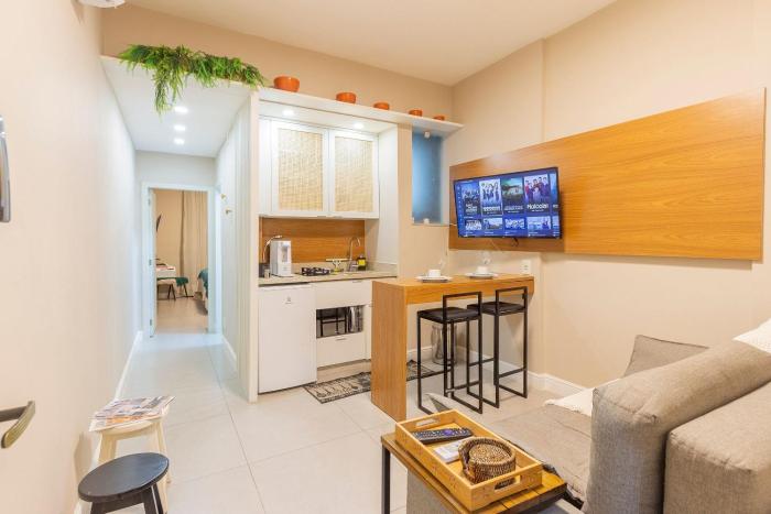 Moderno com ar ao lado do metro a 2min da praia