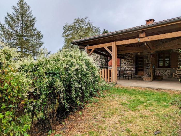 Gîte familial près de La Chaise-Dieu avec jardin, terrasse, jeux pour enfants et équipements bébé - FR-1-582-287
