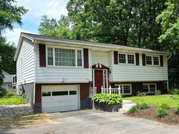 Spacious 4BR Retreat Yard, BBQ & Prime Location