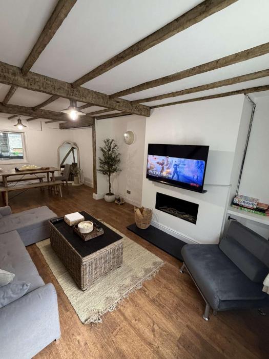Stylish Designer Cottage - Sleeps 7 - Free Parking