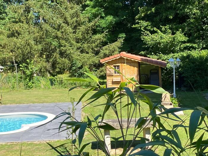 Gîte spacieux avec piscine et terrasse en village - FR-1-589-637
