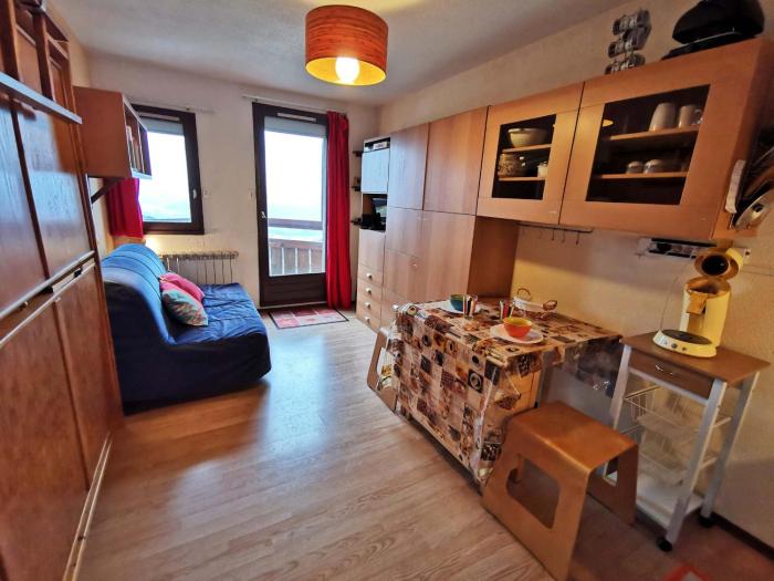 Studio rénové au pied des pistes avec balcon - FR-1-771-49