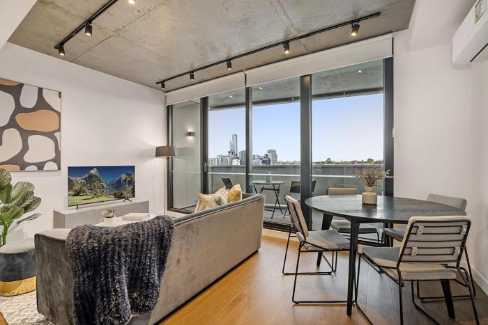 Near MCG 1BR with Balcony, River Views & Parking