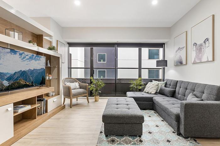 Executive Unit with Pool and Gym near Riverfront