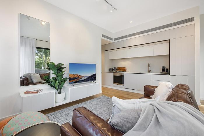 Bright Terrace Unit Next to Chapel St Dining