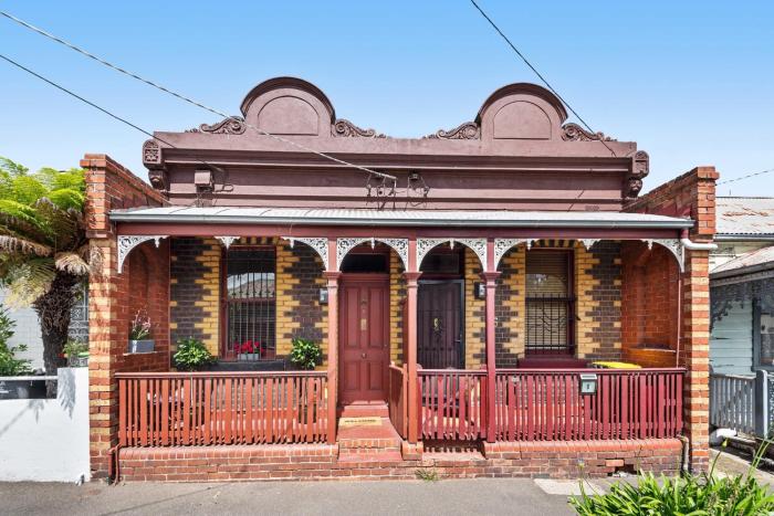 Charming 2-Bed Town House Near Market