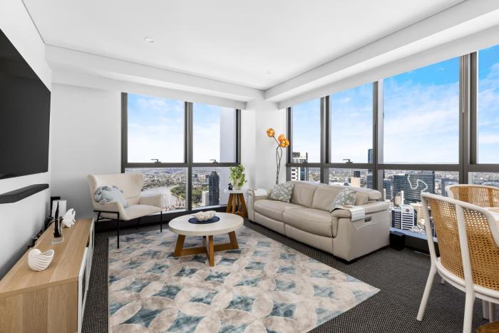 Stunning River View 2-Bed with Pool, Sauna and Gym