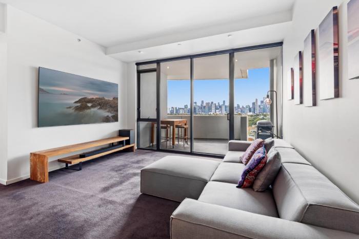 2-Bed, 500m From The Beach with Pool, Gym & Sauna