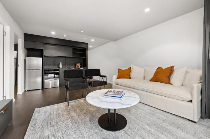 Sophisticated Inner-City 2-Bed with Outdoor Dining