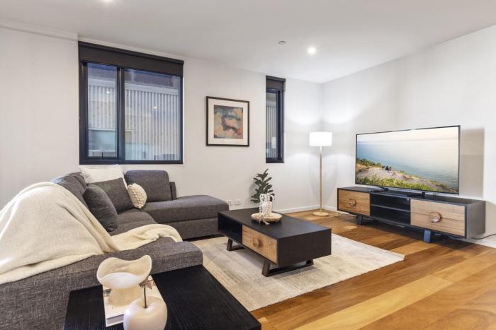 Oceanfront 2-Bed With Balcony & Study Nook