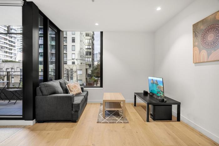 Chic 1-Bed South Melbourne Unit with Pool & Gym