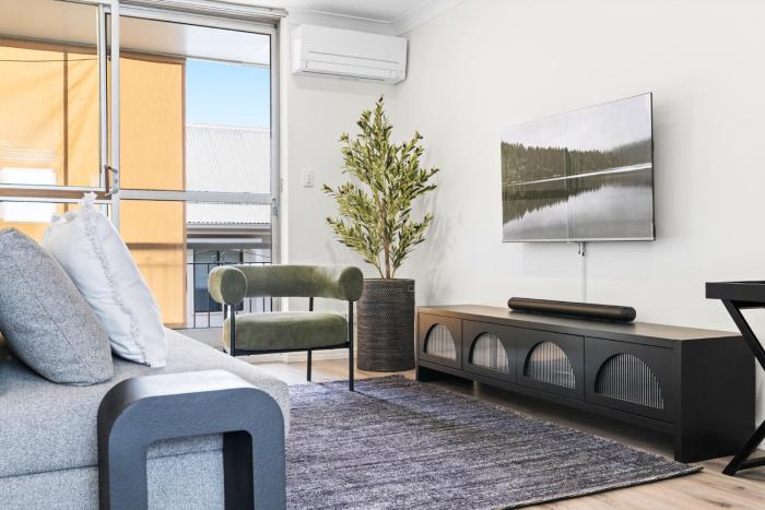 Elegant 2-Bed with Balcony by Parks and Amenities