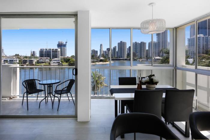Stylish 2-Bed in Surfers Paradise with River Views
