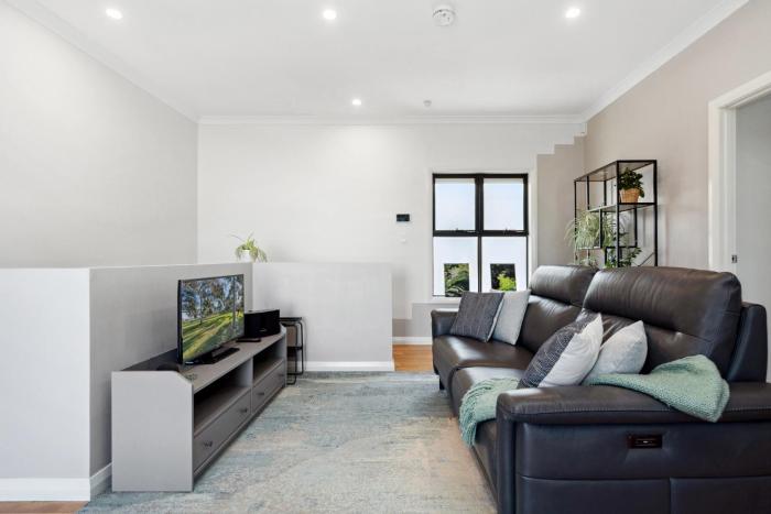 Bright 2-Bed Townhouse with Balcony & Garage