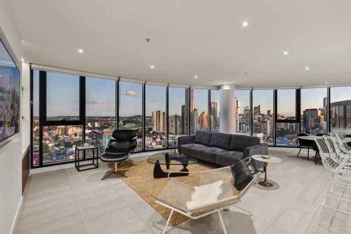 Fortitude Valley 3-Bed, Top Floor and Bridge View
