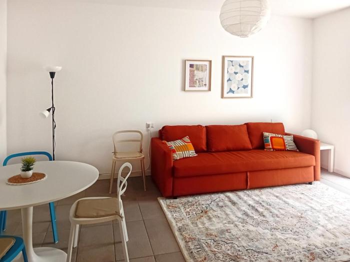 Leopardi 9, bright apartment close to lake and train station