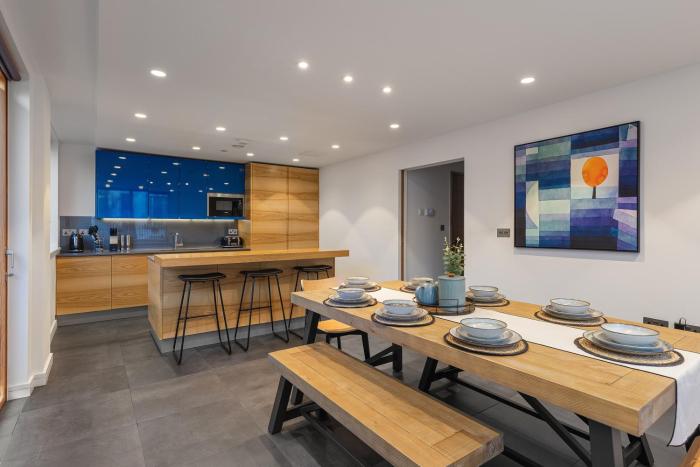 Modern 4-bd Fulham House by West Brompton Station