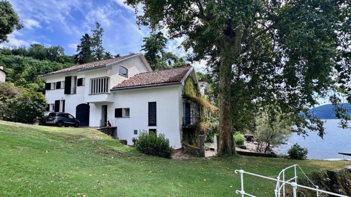 Casa Nicostrato - Villa on Lake Maggiore with Park and lake shore