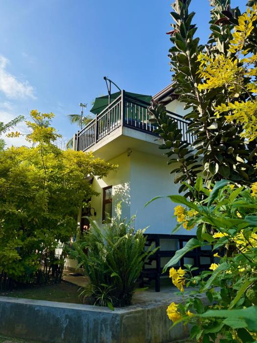 Coastal Dream House with Jacuzzi - 3 Bedrooms - Just Steps from a Stunning Beach