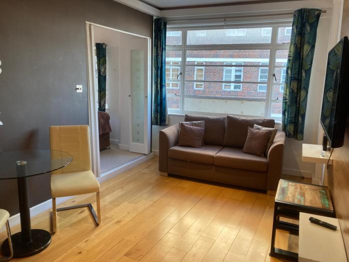 NELL GWYNN HOUSE - Charming One Bedroom Apartment with Air Con, Sloane Square, London