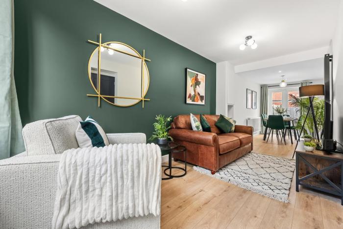 Modern 3-Bed Home, Super King Beds, Drive Parking