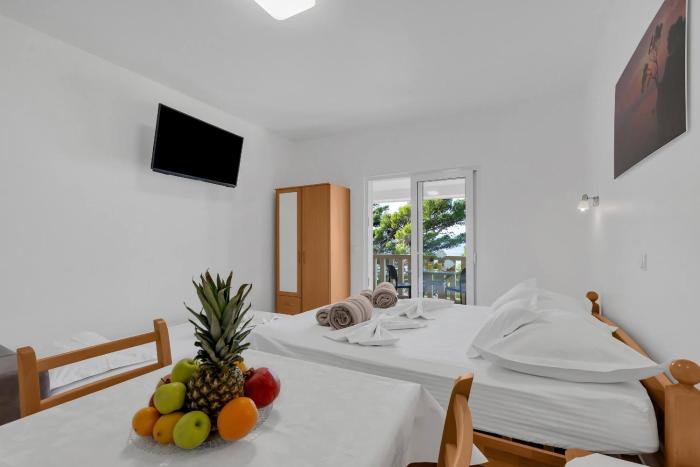 Pine Canopy Studios and Apartments