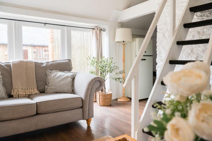 Cosy Cotswolds Farm Stay with Log Burner - Peaceful Winter Retreat - The Dairy