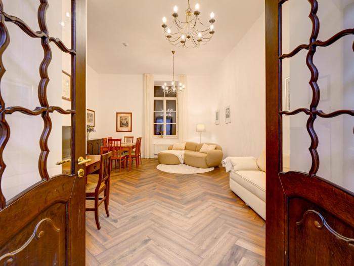 Authentic Old Riga Heritage, 2BR, Grand Ceilings