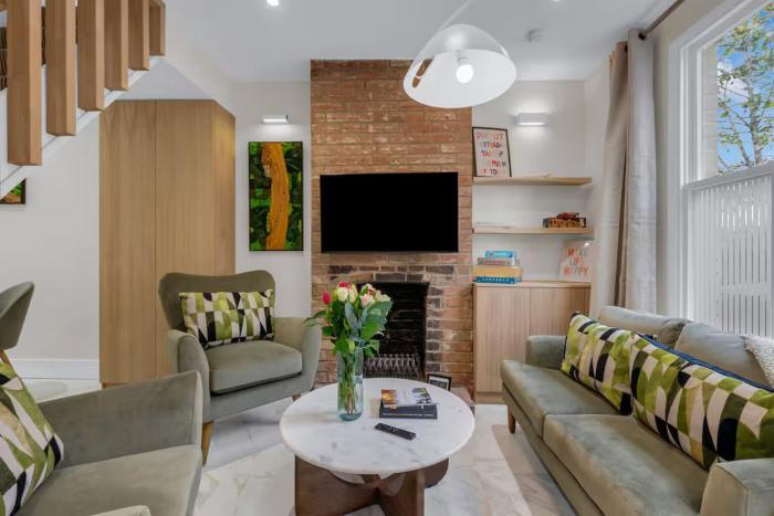 Think Positive House at Canterbury - Pass the Keys