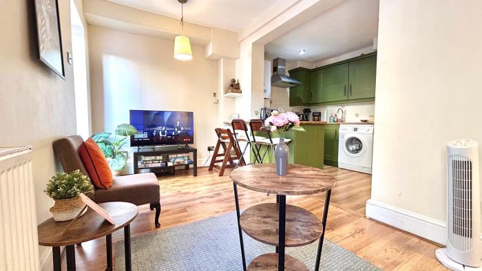 Promo Rate - 1BDR flat in West Kensington with mini Garden near Kensington Olympia & Earls Court
